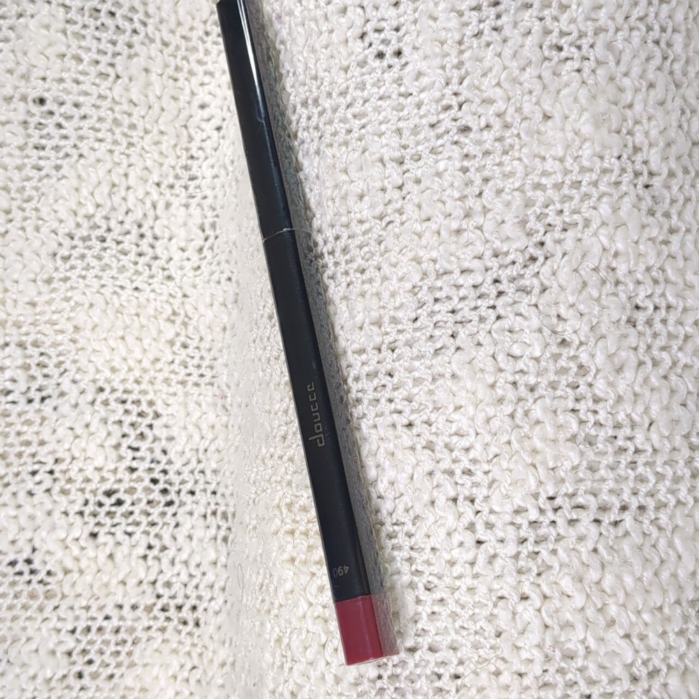 Doucce Lip Definer Twist in Very Berry 490, 0.18g/0.006oz